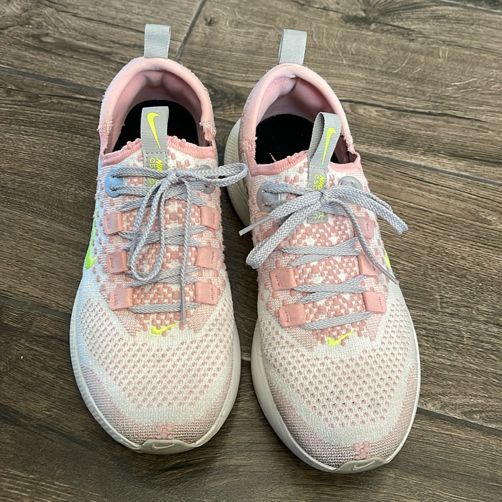 Nike React Escape Run Flyknit Pink Women's Shoe  Size 9,5
